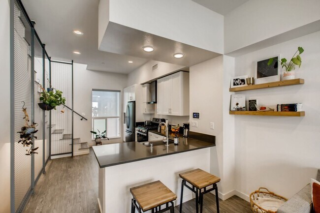 Building Photo - Beautiful Modern Home for Rent in San Diego – Prime Location!