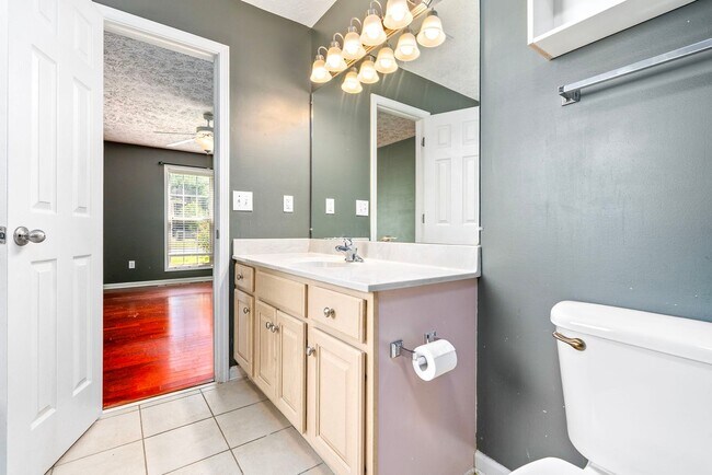 Building Photo - 4264 Live Oak Dr