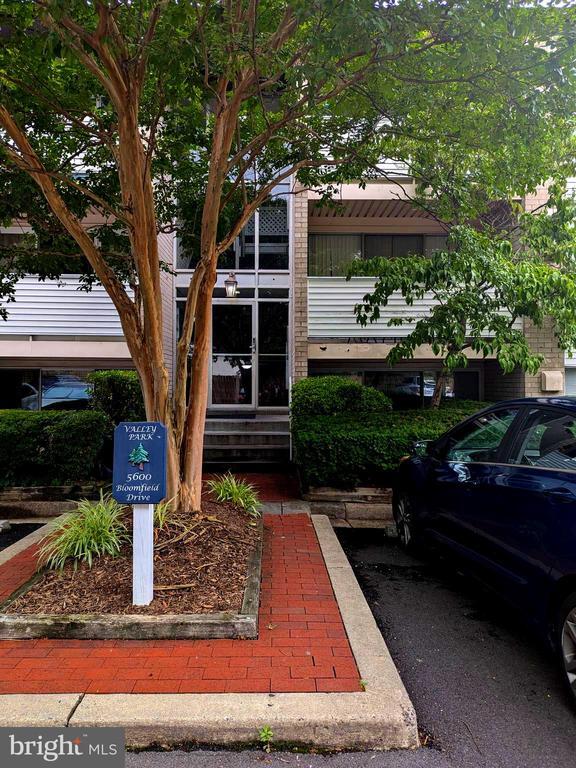 Building Photo - 5600 Bloomfield Dr