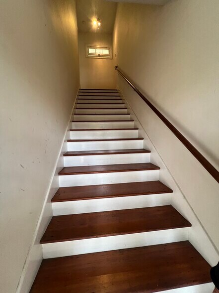 Stairs - 502 1/2 N Heliotrope Dr