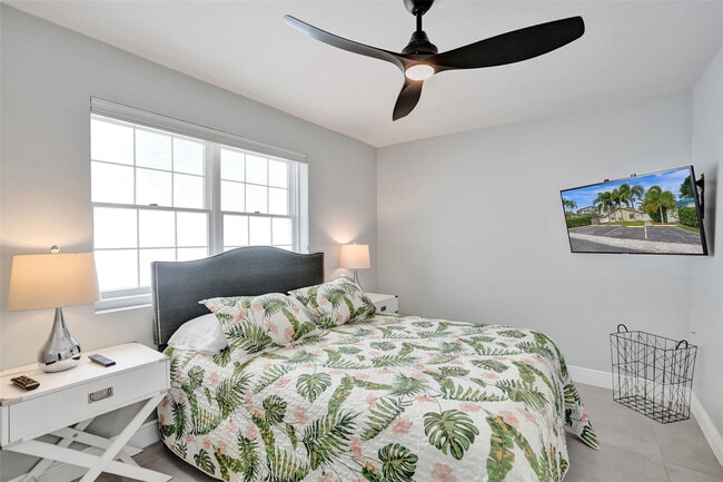 Building Photo - 901 SE 14th Ct