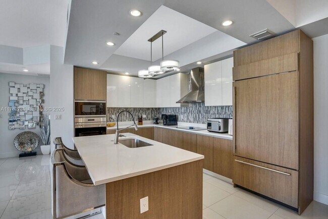 Building Photo - 1200 Hillsboro Mile