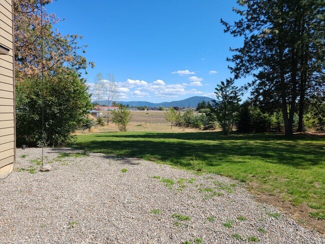 Building Photo - Beautiful Updated 3 bedroom 2.5 bath Hayde...