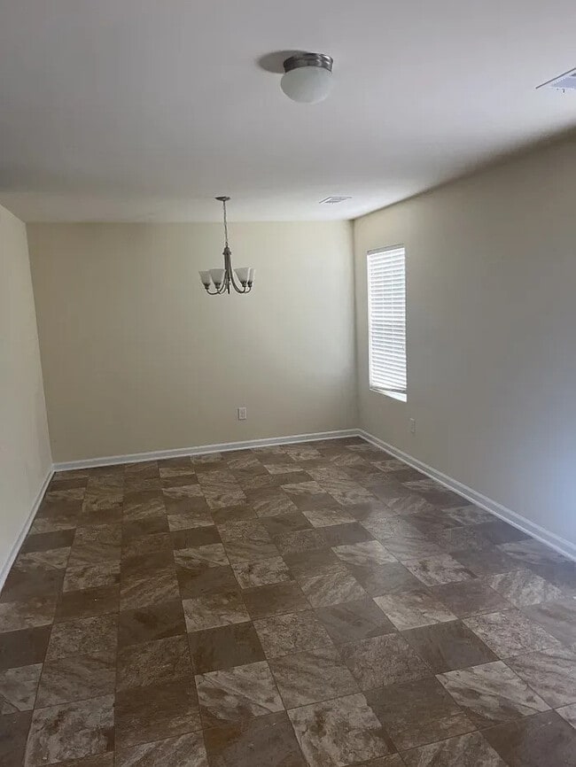 Building Photo - 4 Bedrooms 2.5 Bathrooms
