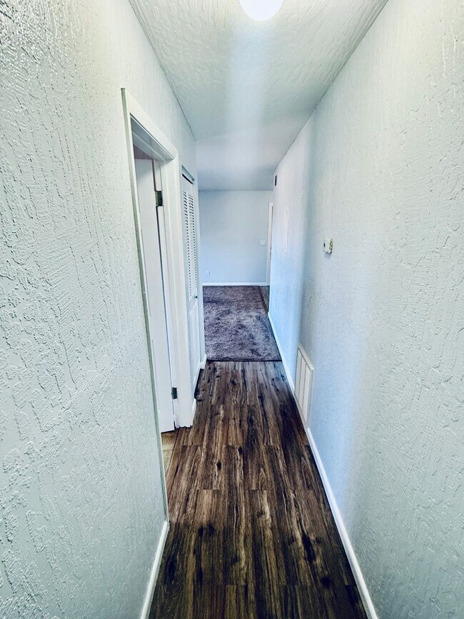 Building Photo - Low-Maintenance 2 Bedroom Condo with Modern Comforts