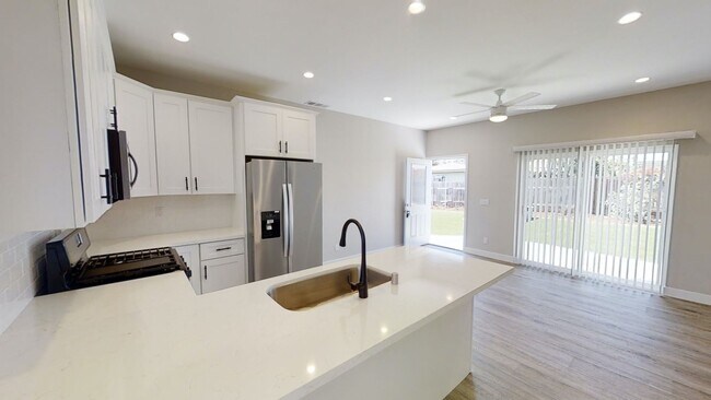 Building Photo - 4BD/2BA, Spacious Yard  (Lease out, pendin...