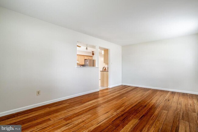 Building Photo - 10 Honey Locust Ln