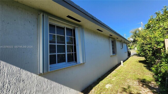 Building Photo - 10372 NW 10th Ave