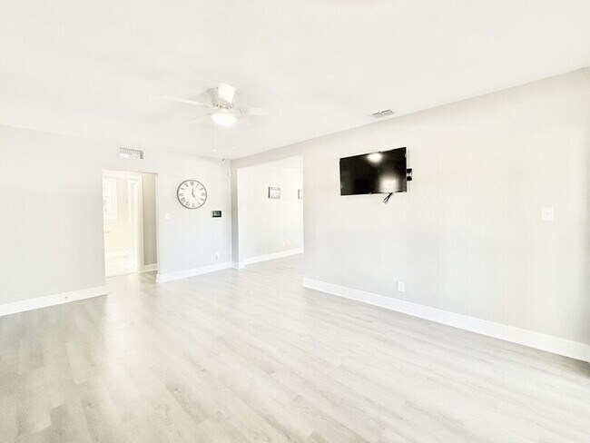 Building Photo - 3308 N Avon Ave