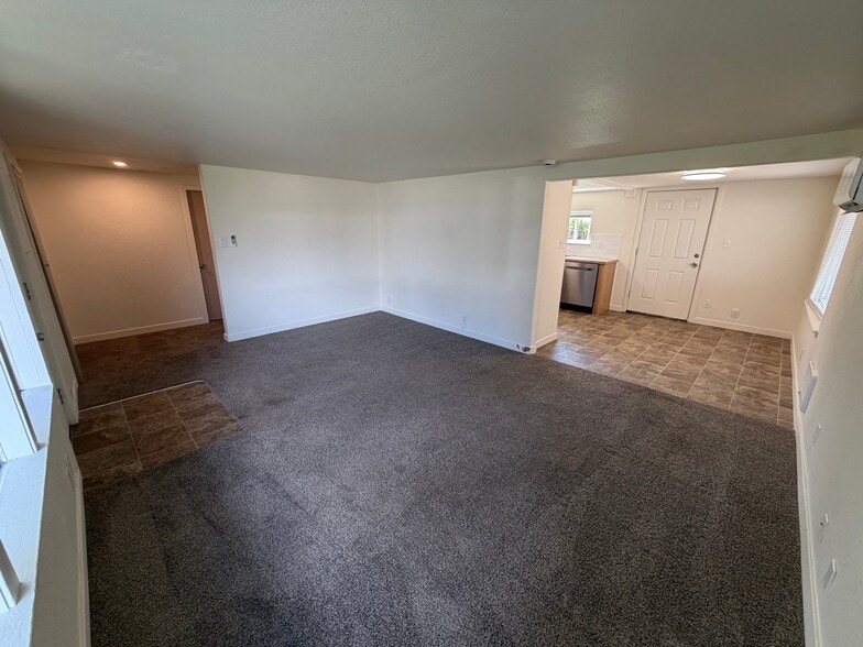 Building Photo - 919 Snow