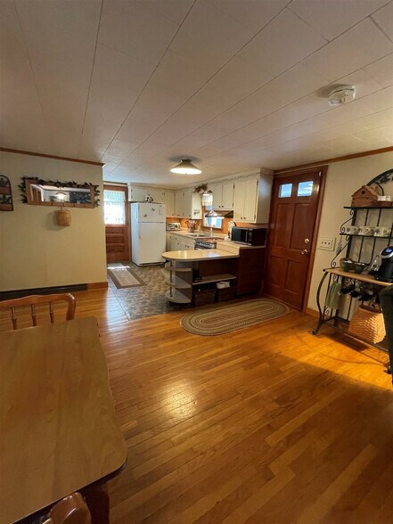 Building Photo - 94 Harbor Rd