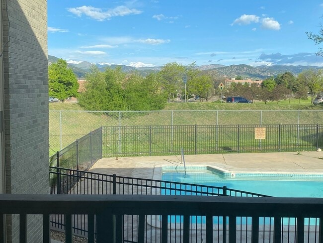 Building Photo - Newly Renovated 2BR Condo in Boulder
