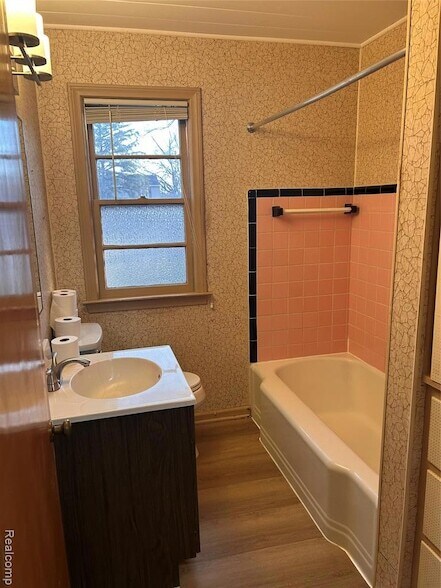 Building Photo - 1136 W Rowland St