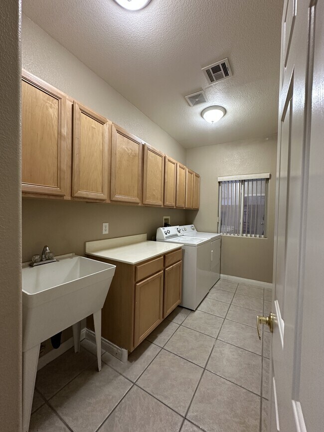 Building Photo - 2596 Mizzoni Cir