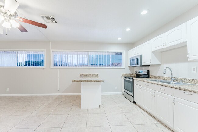 Building Photo - 831 E Palmetto Park Rd