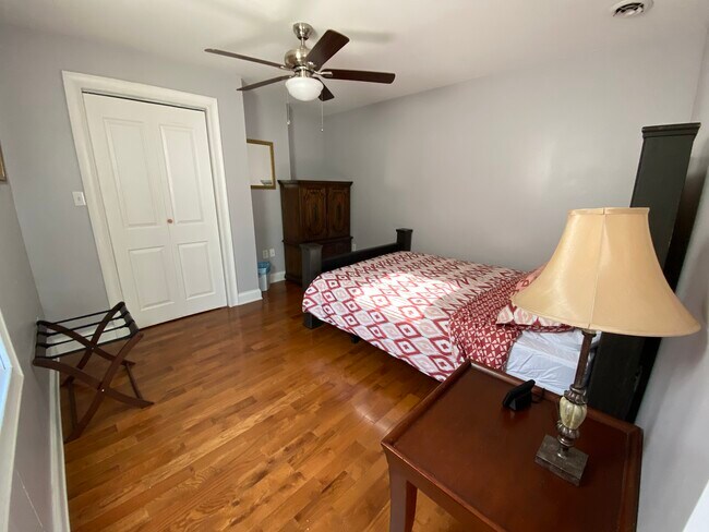 BR 3 - 907 E Carson St