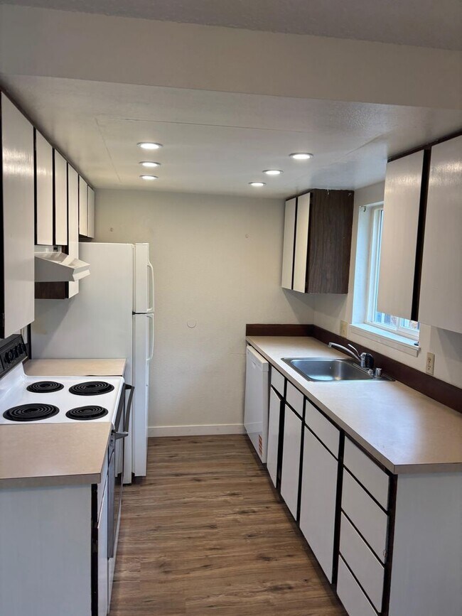 Building Photo - Beautiful ground floor unit in Lynnwood 4-plex