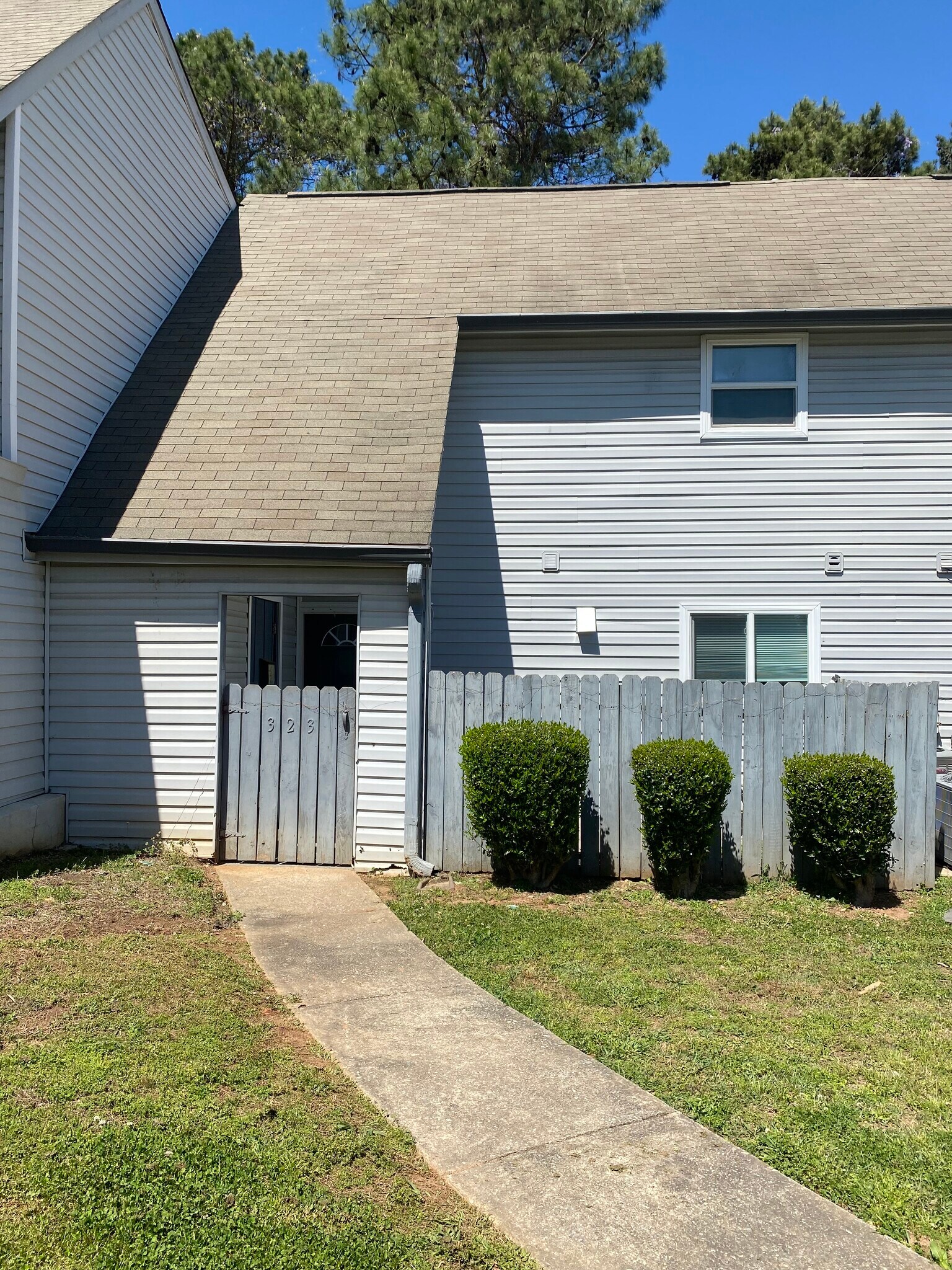 Building Photo - 323 Country Club Dr
