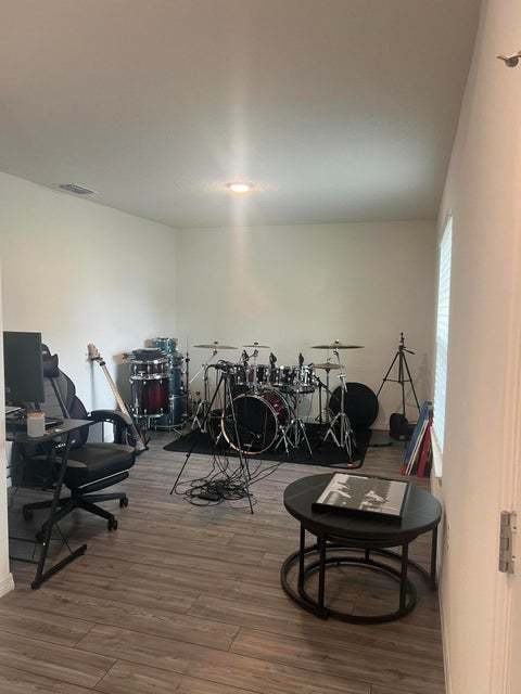 Building Photo - Beautiful open floorplan, split bedrooms, granite counter tops, inside laundry, built 2021. Vault...