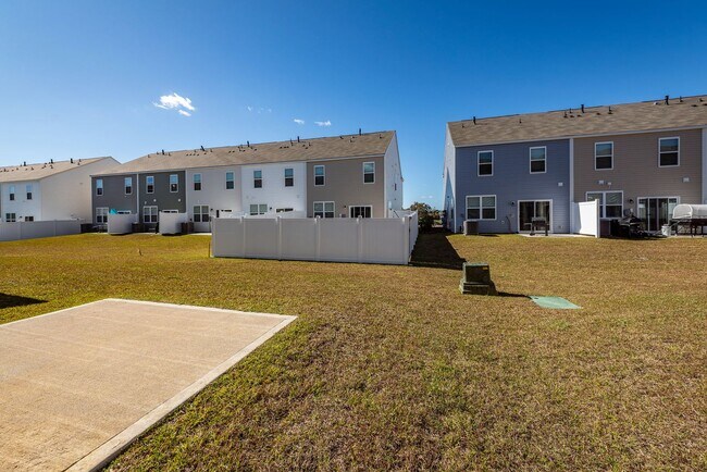 Building Photo - 3 Bedroom, 2.5 Bathroom Townhome in Caroli...