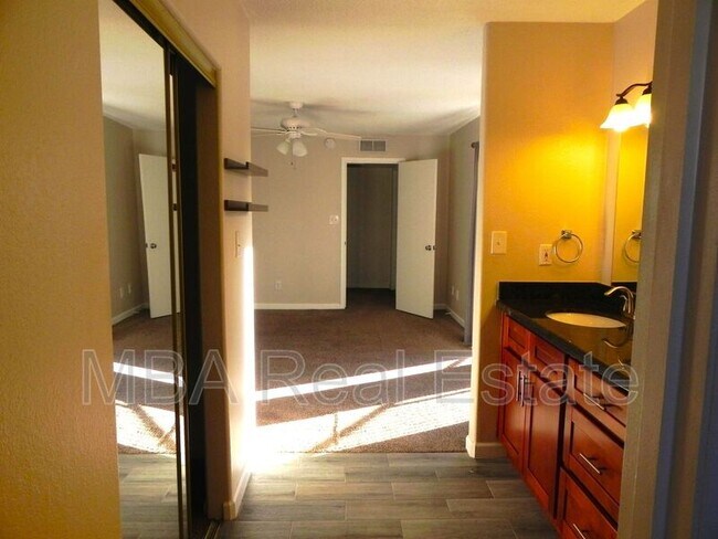 Building Photo - 15650 N 19th Ave