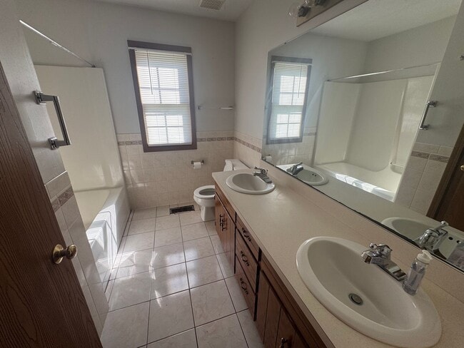 Building Photo - 2 bedroom for rent