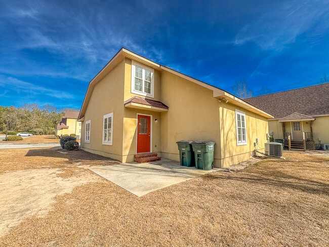 Building Photo - 8 Clayton Ln