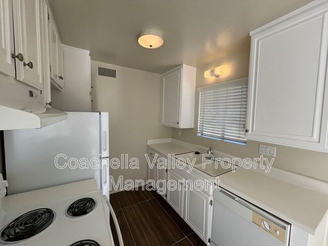 Building Photo - 550 El Cielo Rd