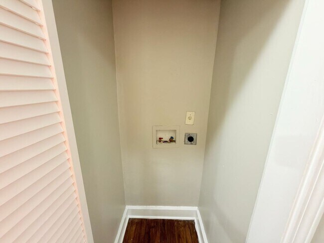 Building Photo - Charming Memphis Home with Spacious Yard – Move-In Special!