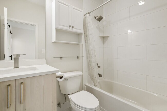 Building Photo - 1 Month Free - 2 Bed Room / 2.5 Bath - Roo...