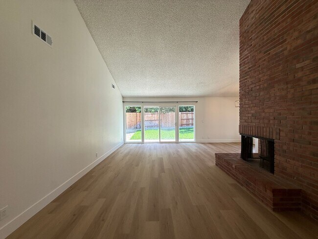 Building Photo - 1120 Village Dr