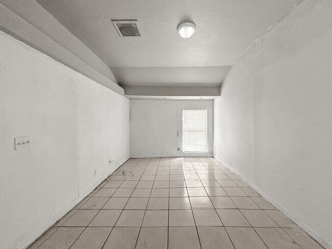 Building Photo - Spacious Tampa Home for Rent | Great Location & Large Yard! 3bed |2bath