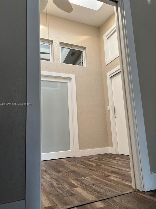 Building Photo - 2645 Parkview Dr S