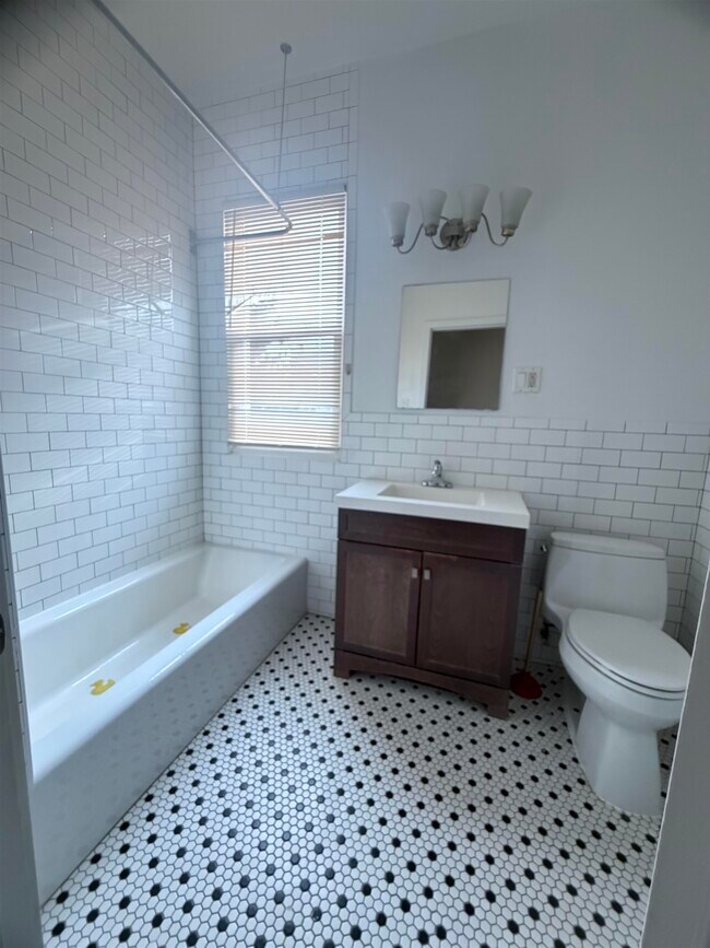 Building Photo - 70 Charles St