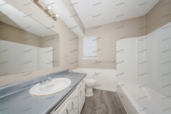 Building Photo - 8801 S Fairview Dr