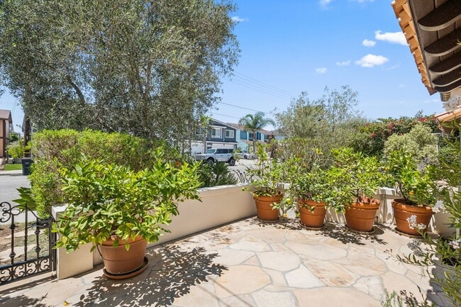 Building Photo - Charming 3BD Home in Coveted Newport Heights