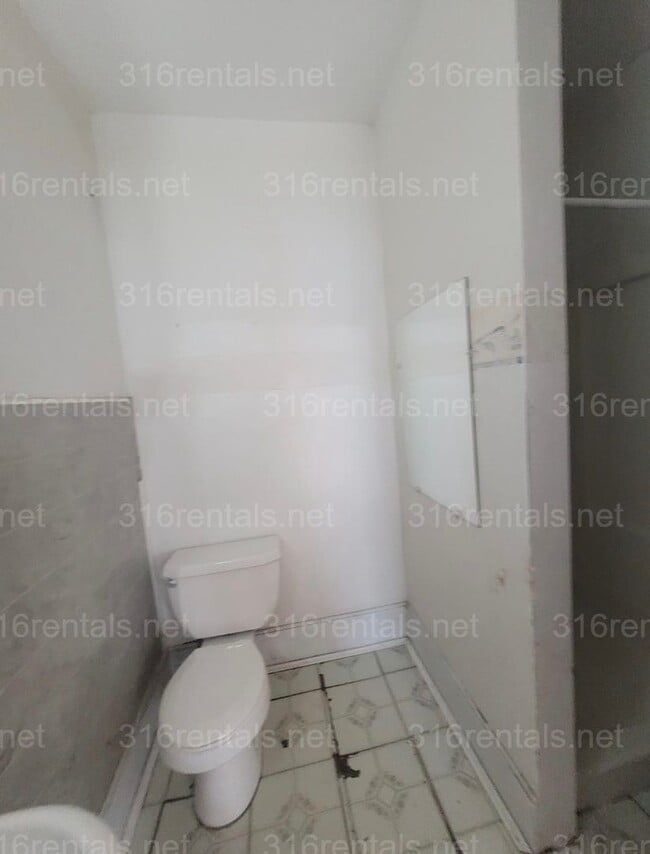 Building Photo - $875 - 2 bed 1 bath - Single Family Home