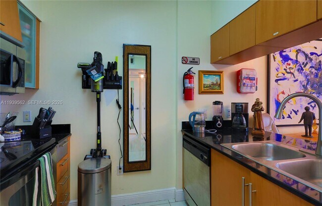 Building Photo - 1750 N Bayshore Dr