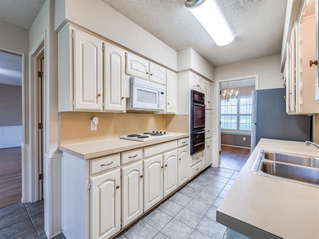 Building Photo - 2121 Northglen Dr