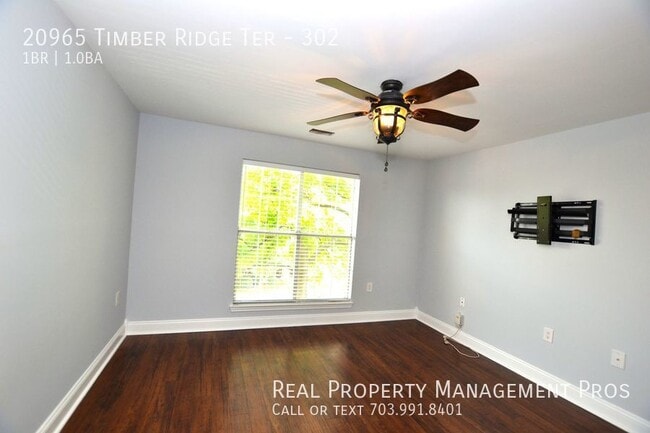 Building Photo - Beautifully Updated 3rd Floor Condo For Re...