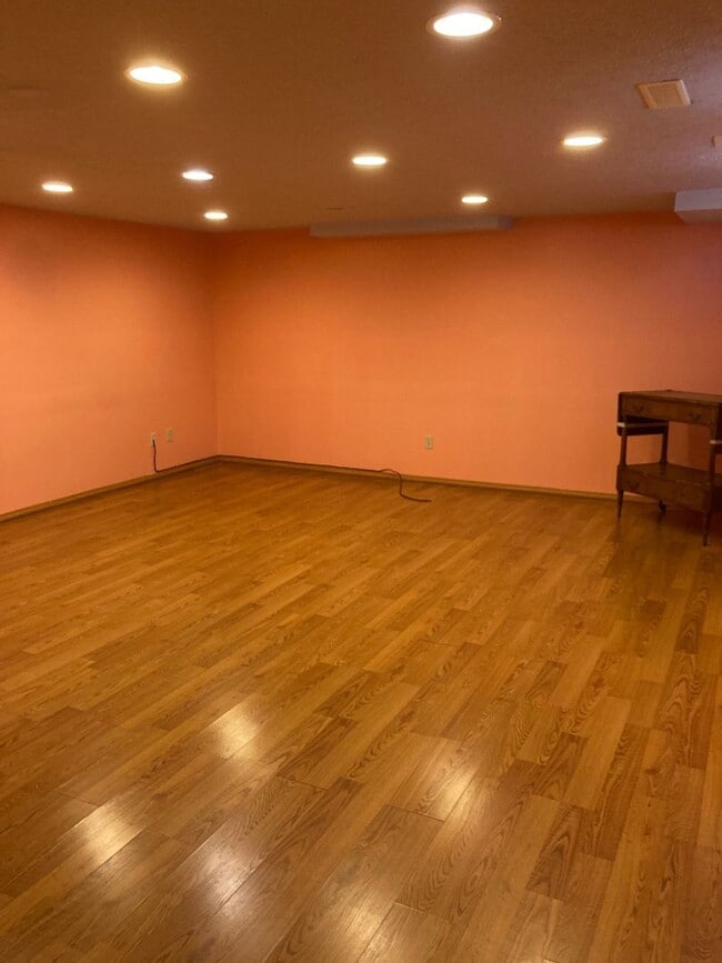 Building Photo - Condo for Rent Richmond Heights
