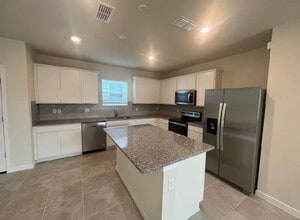 Building Photo - 3074 Green Park Dr