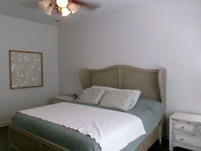 Building Photo - Walk to the Ocean from this 3 bedroom, 2.5...