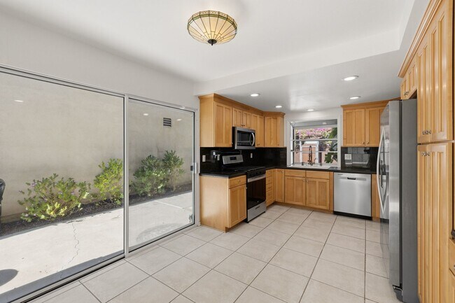 Building Photo - Beautifully Updated Home in Lake Lindero