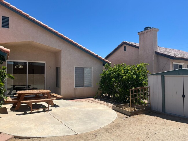 Building Photo - 3 bedroom 2 bathroom Home available in Vic...
