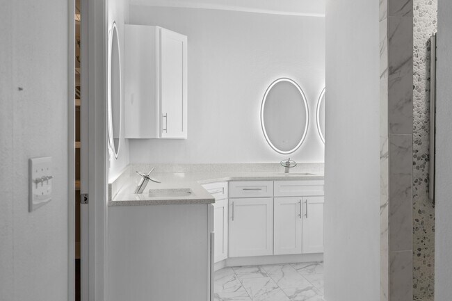 Building Photo - 590 Las Roblas Grande Dr