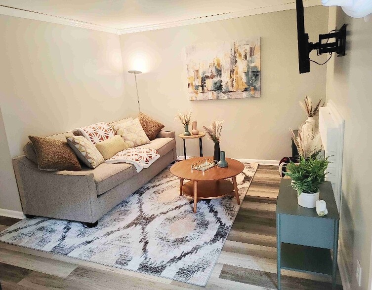 Building Photo - 217 Village Ln