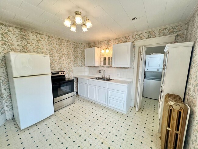 Building Photo - AVAILABLE JUNE - Upper 2 Bed 1 Bath Apt w/ Private Laundry