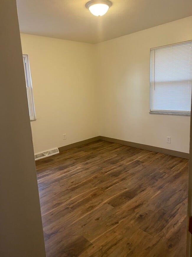 Building Photo - Central Air 2 Bedroom