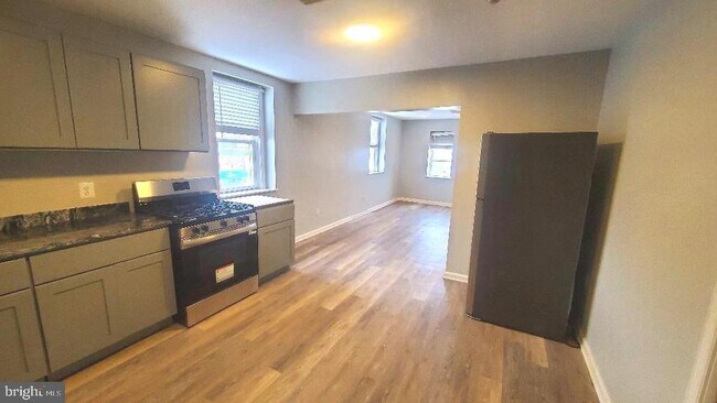 Building Photo - 29 E Hinckley Ave